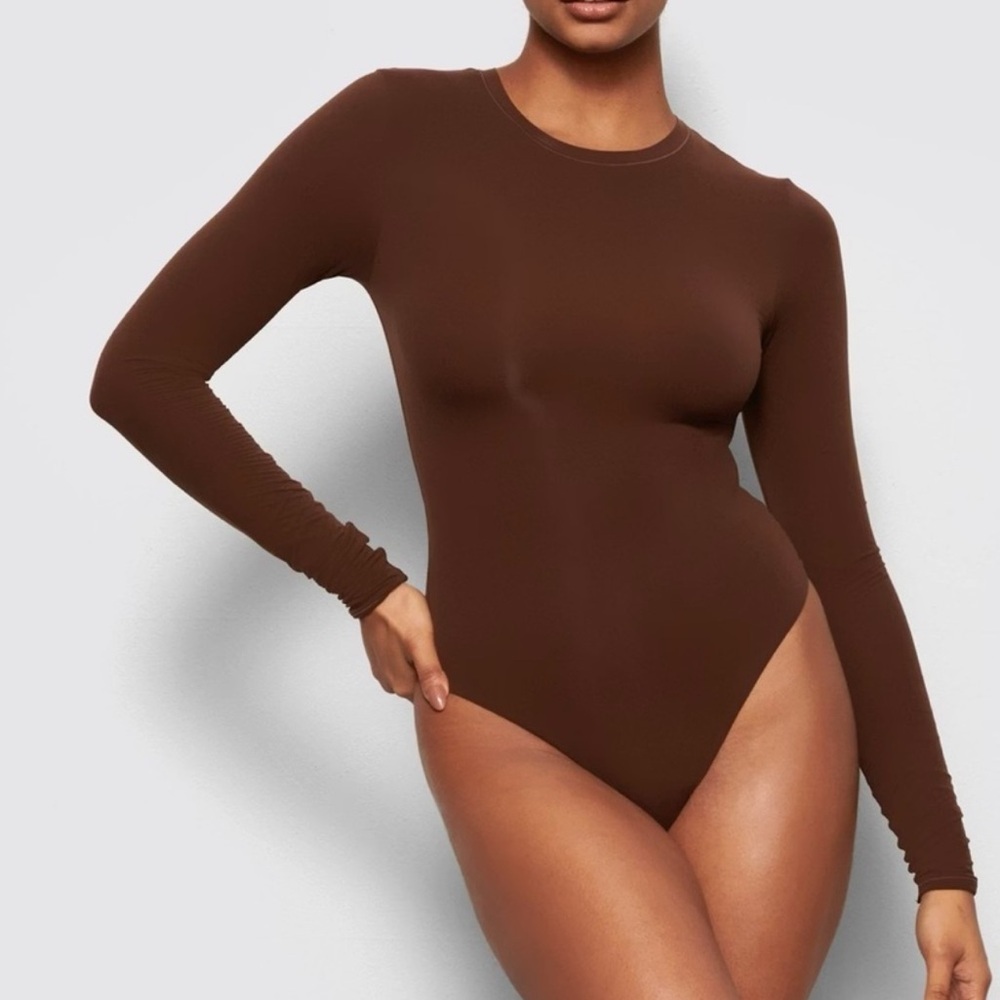 NEW SKIMS Fits Everybody Long Sleeve
Crew Neck Bodysuit. Nwt